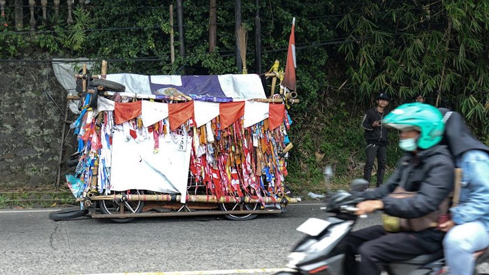 Vespa Ini Dimodikasi Pakai Barang Bekas Seorang penggemar vespa asal Bogor, memodifikasi vespanya secara ekstrem. Ia merakit kembali vespanya dengan aksesoris dari barang bekas dan botol plastik.