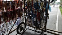 Mereka membongkar skutik dan merakitnya kembali dengan menambahkan asesoris dari barang bekas dan botol plastik. Barang bekas dan botol plastik yang bagi sebagian orang adalah sampah, tapi kali ini disulap jadi sebuah kreasi modifikasi motor.