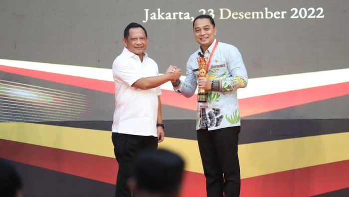 Wali Kota Surabaya Eri Cahyadi menerima penghargaan dari Mendagri Tito Karnavian