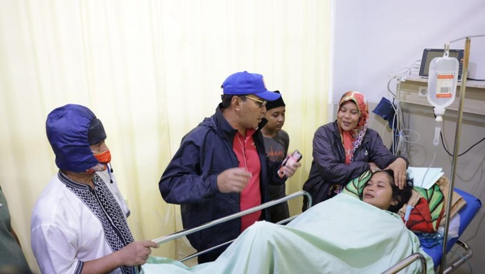 Walkot Makassar Danny Pomanto membesuk korban pohon tumbang di Jalan Sungai Lariang, Makassar.