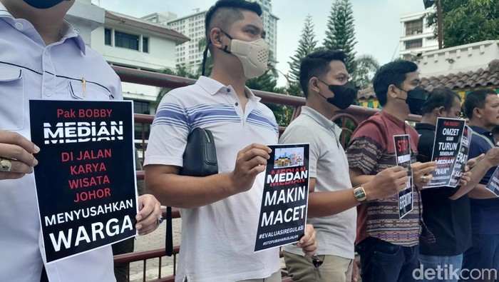 Warga melakukan aksi di depan Balai Kota Medan (Nizar Aldi/detikSumut)