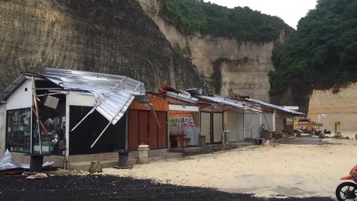 Kondisi warung milik pedagang lokal di kawasan Pantai Melasti yang porak-poranda usai diterpa angin kencang