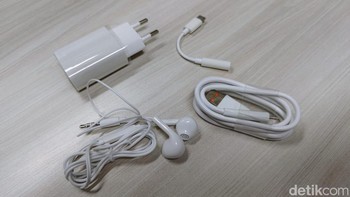 Aksesori yang disertakan dalam paket penjualan. Foto: Adi Fida Rahman/detikINET