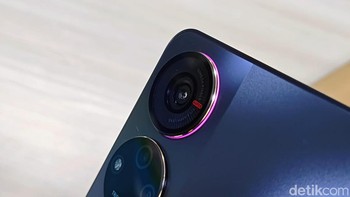 ZTE Blade V40s ini dilengkapi dengan Dreamy Breathing Light, lampu LED di sekitar kamera utama yang akan menyala saat menerima panggilan masuk, notifikasi baru, dan mengisi daya, sehingga memberikan kesan yang futuristik dan elegan. Foto: Adi Fida Rahman/detikINET Foto: Adi Fida Rahman/detikINET