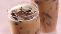 Es teh susu bisa dibikin istimewa dengan tambahan cincau atau jelly hitam. Rasanya manis legit dan pasti disukai seluruh keluarga. Ini bahan dan cara membuatnya. Foto: detikfood