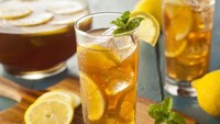 Versi lain dari es teh praktis dan enak adalah yang ditambahkan lemon dan daun mint. Jangan lupa beri madu untuk manis alami. Lihat resepnya di sini. Foto:  iStock