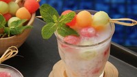 Sago melon ala restoran juga gampang dibuat sendiri. Paduan sago atau biji mutiara dengan mangga, melon, dan kuah santan atau susu terasa nikmat. Contek resepnya di sini. Foto: iStock