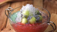 Variasi lain dari es buah adalah es buah campur dengan isian mangga, kiwi, stroberi, dan nata de coco. Paduannya kuah santan encer yang gurih nikmat. Ini dia resepnya. Foto: iStock 