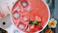 Es semangka yang belakangan viral bisa kamu bikin sendiri di rumah. Bahannya buah semangka, minuman probiotik atau yogurt cair, dan es batu. Ikuti resepnya di sini. Foto: Kristina Natalia
