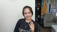 Pemilik nama asli Jasmine Laticia atau yang lebih dikenal dengan Jeje Slebew sempat mencuri atensi dan viral di tahun 2022. Nama Jeje mulai disorot karena video wawancara dirinya dengan sang kekasih, Roy, yang saat itu viral di media sosial TikTok. Jeje sendiri merupakan salah satu anak muda yang diketahui senang nongkrong di stasiun BNI City. Tak hanya karena itu saja, paras dan gaya Jeje juga disebut-sebut memiliki kemiripan dengan Fuji, adik ipar mendiang Vanessa Angel. Ahsan/detikcom