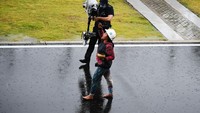 Yang pertama ada sosok fenomenal dan sukses menjadi perhatian publik baik di Indonesia maupun mancanegara. Yups, dia adalah Rara Istiati Wulandari sang pawang hujan yang melakukan ritual penghentian hujan di gelaran MotoGP Mandalika. ANTARA FOTO/Andika Wahyu