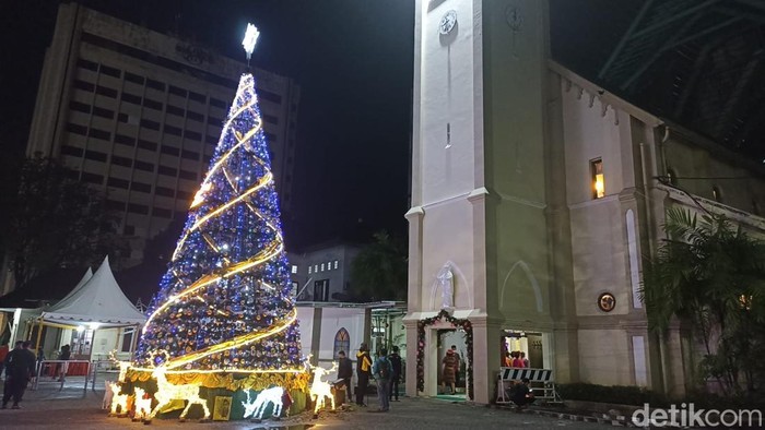 2.000 jemaah gereja Katedral Makassar melakukan ibadah natal malam ini.