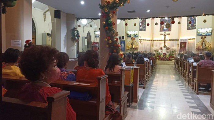 2.000 jemaah gereja Katedral Makassar melakukan ibadah natal malam ini.