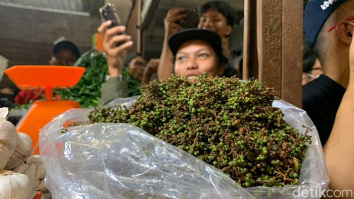 Andaliman yang dijual pedagang di Pusat Pasar Medan.