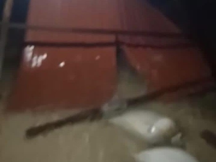 Angin kencang diserta air laut pasang terjadi di Pulau Kodingareng Kekeh, Makassar.