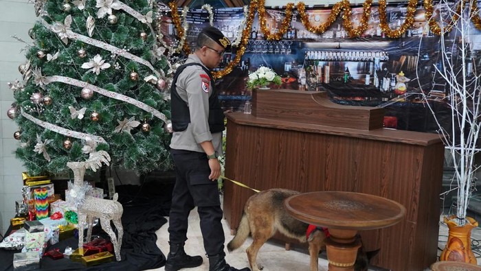 Anjing pelacak dikerahkan sterilisasi gereja di Pati jelang misa Natal 2022.