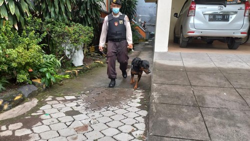 Personel Polres Buleleng menggunakan anjing pelacak saat sterilisasi gereja Sabtu (24/12/2022).