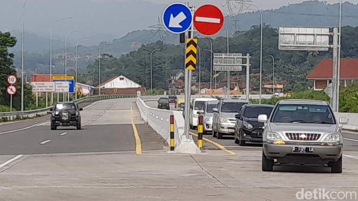 Arus lalin di Gerbang Tol Cisumdawu, Sumedang.