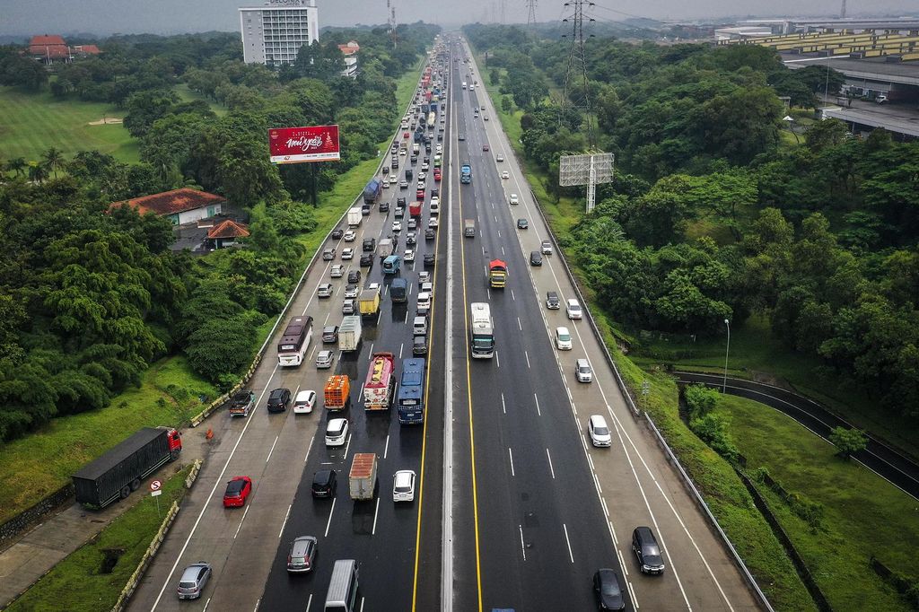 Sejumlah kendaraan arah Cikampek melintas saat pemberlakuan 
