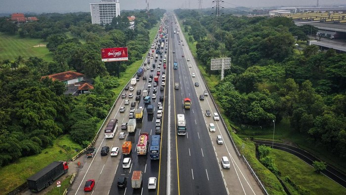 Sejumlah kendaraan arah Cikampek melintas saat pemberlakuan 