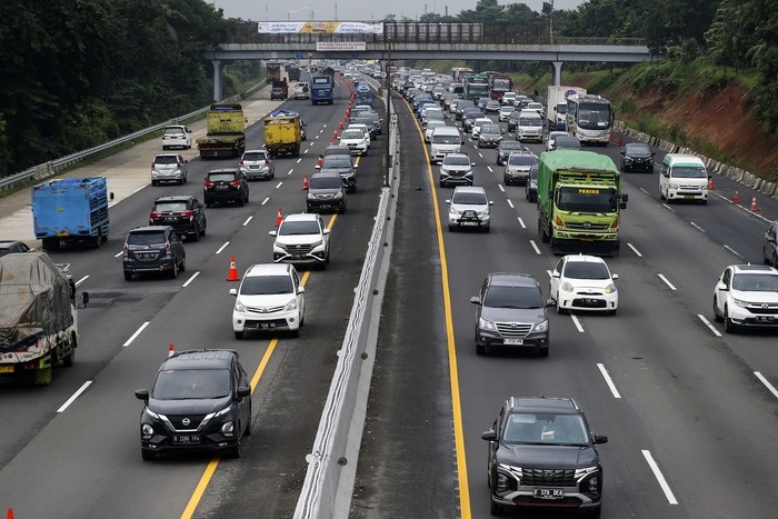 Sejumlah kendaraan arah Cikampek melintas saat pemberlakuan 