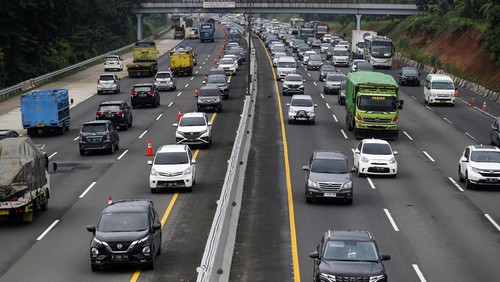 Sejumlah kendaraan arah Cikampek melintas saat pemberlakuan Contraflow di ruas Tol Jakarta-Cikampek, Jawa Barat, Sabtu (24/12/2022). PT Jasa Marga (Persero) Tbk. mencatat sebanyak 965.760 kendaraan telah meninggalkan Jabodetabek sepanjang  H-7 hingga H-2 Natal 2022. ANTARA FOTO/Rivan Awal Lingga/rwa.