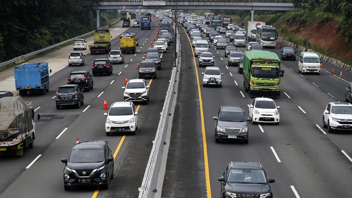 ARUS MUDIK NATAL 2022 DI TOL JAPEK Sejumlah kendaraan arah Cikampek melintas saat pemberlakuan