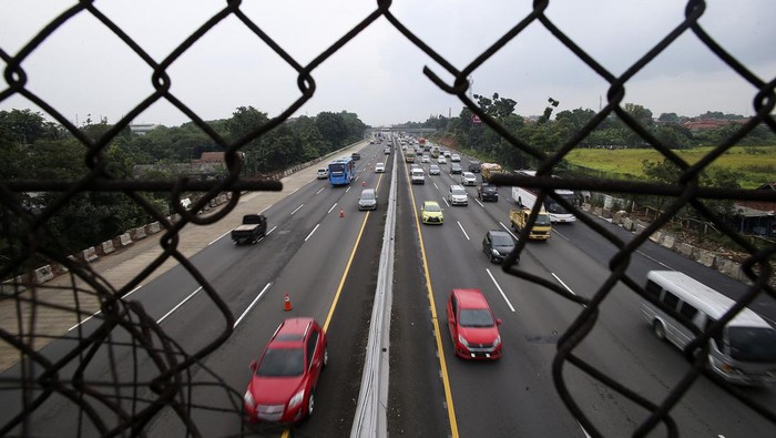 ARUS MUDIK NATAL 2022 DI TOL JAPEK Sejumlah kendaraan arah Cikampek melintas saat pemberlakuan