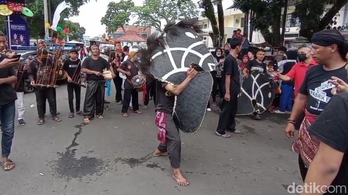 Atraksi kuda lumping di Tasikmalaya.