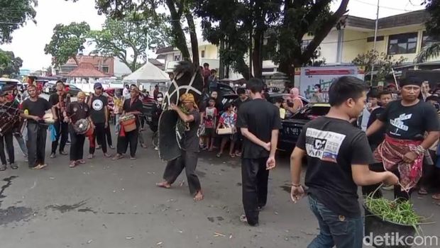 Atraksi kuda lumping di Tasikmalaya.