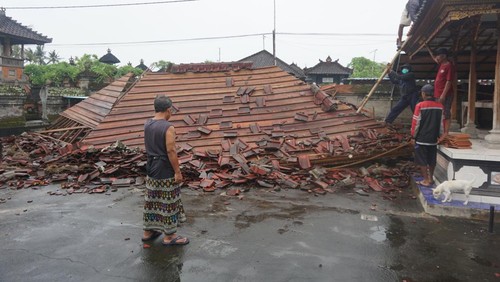 Bangunan bale gong di Pura Griya Sakti Pajenengan Desa Jagapati, Kecamatan Abiansemal, Badung, Bali, ambruk akibat cuaca ekstrem.