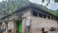 Lalu gedung telekomunikasi atau pemancar bernama Gedung Bedrief, di Kampung Radio, Desa Cililin, Kecamatan Cililin, KBB yang juga didirikan Belanda dan sudah berusia lebih dari 100 tahun.
