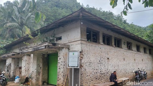 Bangunan bekas Gedung Radio di Cililin, Kabupaten Bandung Barat