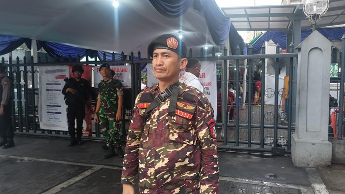 Banser Berjaga di Depan Gereja Katedral