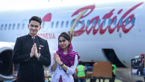 Yang menarik dari rute ini, pramugari Batik Air untuk penerbangan dari dan menuju Banda Aceh wajib mengenakan model seragam yang dipadukan dengan hijab. (dok. Batik Air)