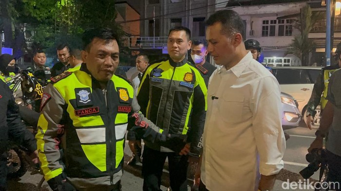 Foto: Brigjen Dadang Hartanto (tengah) saat mendampingi Kapolda Sumut Irjen Panca dan Wagubsu Musa Rajeckshah. (Datuk Haris Molana/detikSumut)