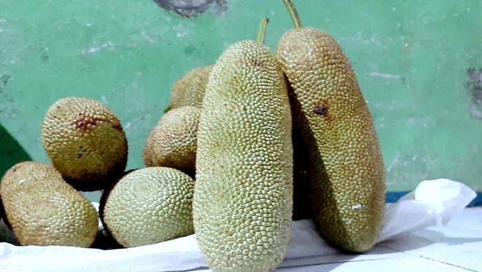 Buah dan gorengan campedak khas Karawang Selatan