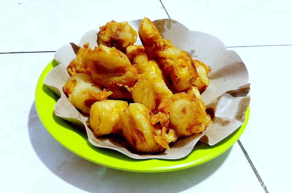 Buah dan gorengan campedak khas Karawang Selatan