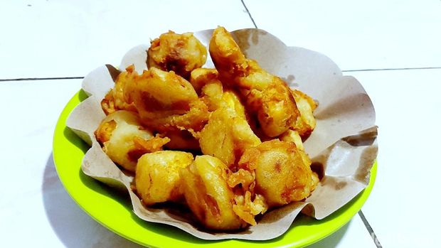 Buah dan gorengan campedak khas Karawang Selatan