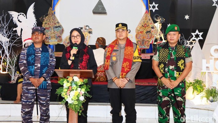 bupati ipuk tinjau gereja saat natal