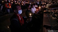 Lilin itu dinyalakan secara serentak oleh jemaat yang mengikuti misa malam Natal.