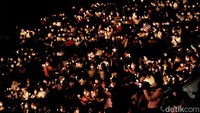 Menyalakan lilin itu dimaknai dengan menyambut malam kudus yang suci serta menyampaikan doa kepada Tuhan.