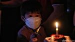 Cahaya Lilin Terangi Misa Malam Natal di GRII Kemayoran