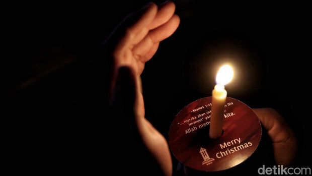 Umat Kristiani menyalakan lilin saat Ibadah Misa Malam Natal di Gereja Reformed Injili Indonesia (GRII) Kemayoran,  Jakarta Pusat, Sabtu (24/12/2022).  Menyalakan lilin itu dimaknai dengan menyambut malam kudus yang suci serta menyampaikan doa kepada Tuhan.