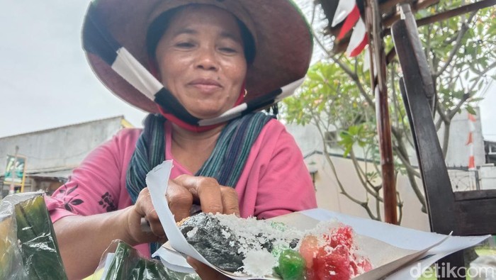 Carsini, penjual kue tradisional di Indramayu.