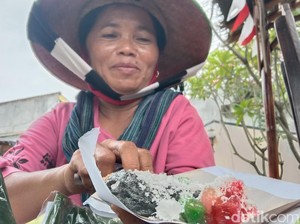 Ngobrol Singkat dengan Penjual Jajanan Tradisional di Indramayu