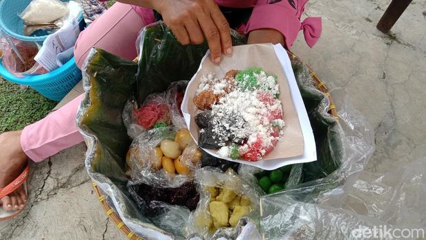 Carsini, penjual kue tradisional di Indramayu.