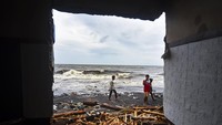 Sebelumnya BMKG telah mengeluarkan peringatan dini cuaca ekstrem di wilayah Nusa Tenggara Barat menjelang Natal 2022 dan tahun baru 2023.