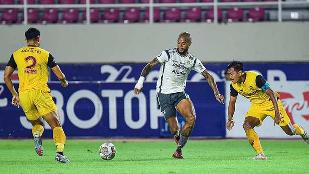 David da Silva cedera pada babak pertama.
