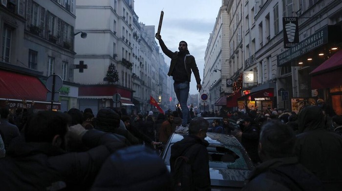 Demonstran Kurdi dan Polisi Prancis Bentrok di Kota Paris Demonstran Kurdi bentrok dengan polisi di Paris, Prancis. Bentrokan terjadi setelah seorang pria melepaskan tembakan ke pusat budaya Kurdi dan menewaskan tiga orang.